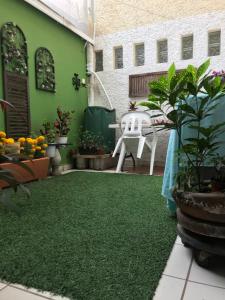 库埃纳瓦卡SOL Y SALSA bnb的绿地庭院,桌子和植物