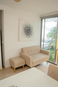 托卢Caribbean Town Tolu的客厅配有沙发和椅子