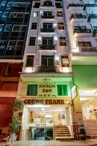 胡志明市Khách Sạn Cường Thanh 2的商店前有标志的建筑物