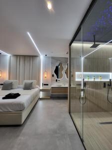 鲁伊德拉suites home ruidera的一间卧室设有一张床和玻璃墙