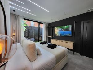 鲁伊德拉suites home ruidera的一间卧室配有一张大床和一台平面电视