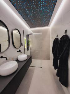 鲁伊德拉suites home ruidera的浴室设有2个水槽和2面镜子
