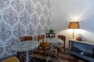 萨尔扎纳吉安格瑞旅馆的一间带2张桌子和椅子的用餐室