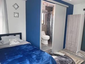安巴托Jardines Ambato的一间卧室配有一张床,浴室设有卫生间