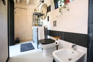 Svätý AntonPiccolo Paradiso的浴室配有白色卫生间和盥洗盆。