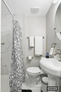 斯特灵Townhome - Near DC, Family-Friendly, Superhost Support的白色的浴室设有卫生间和水槽。