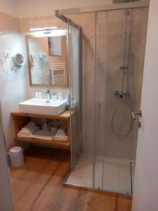 DutovljeG House的一间带水槽和淋浴的浴室