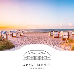 梅伦新~ Apartments zum Schloss ~ Traumhafte Ferienwohnungen auf Usedom的沙滩上的沙滩椅