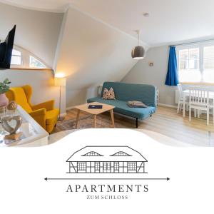 梅伦新~ Apartments zum Schloss ~ Traumhafte Ferienwohnungen auf Usedom的客厅配有蓝色的沙发和桌子