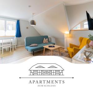 梅伦新~ Apartments zum Schloss ~ Traumhafte Ferienwohnungen auf Usedom的客厅配有蓝色的沙发和桌子