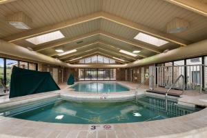 AntiochAntioch Hotel & Suites的一座带大型室内游泳池的大楼内的游泳池