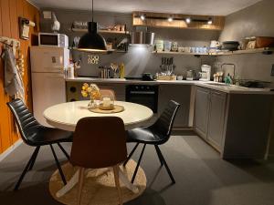 耶卢Bjørkli Lodge的小厨房配有桌椅