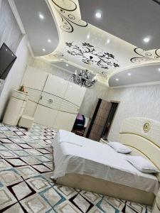 撒马尔罕Apartment BONUSHKA的一间带一张床铺的卧室,位于带天花板的房间内