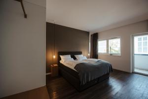 埃尔克伦茨林登霍夫酒店的一间卧室设有一张大床和一个窗户。