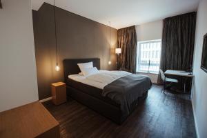 埃尔克伦茨林登霍夫酒店的配有一张床和一张书桌的酒店客房