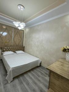 撒马尔罕Apartment BONUSHKA的一间卧室,配有一张床和花瓶