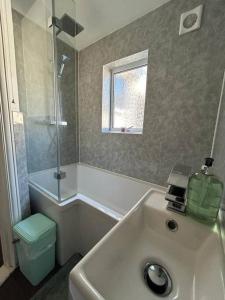 伊普斯威奇Entire 3 Bed House in Ipswich的一间带水槽和卫生间的浴室以及窗户。