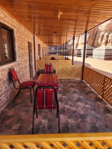 瓦迪拉姆Bedouin picnic camp的大楼内带桌椅的房间