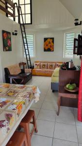 TivaTIVA PERL LODGE TAHAA的客厅配有桌子和沙发
