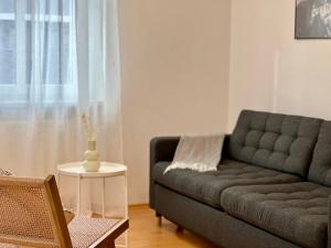布鲁登茨Stadthaus 1911的客厅配有沙发和桌子