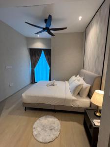 吉隆坡Eaton Residence KLCC BY Galaxy Suites的一间卧室配有一张带吊扇的床