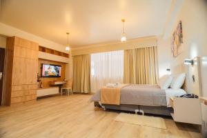 卡哈马卡Suite Spa Puñuykuna的酒店客房,配有床和电视