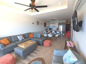 女人岛Oceandreams 3br 2ba - New Condo - Fantastic Views的开放式客厅配有沙发和桌子