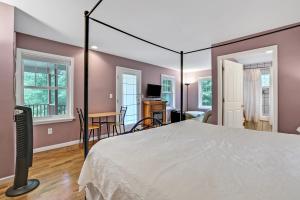 新帕尔茨Moondance Ridge Suites的一间卧室配有一张大床和一张书桌
