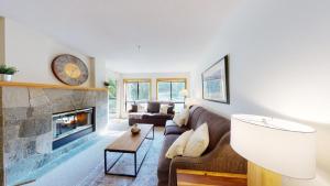 惠斯勒Powderhorn by Whistler Premier的带沙发和壁炉的客厅