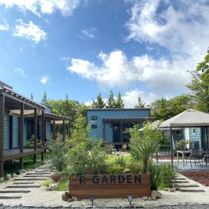 山中湖村Ｒ．Ｇａｒｄｅｎ - Vacation STAY 10552v的房屋前花园,有标志