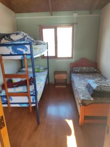 Alma Patagona Hostel客房内的一张或多张双层床
