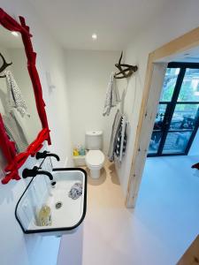 法纳姆High spec studio cabin-Farnham centre的一间带水槽、卫生间和镜子的浴室