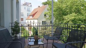 奥斯纳布吕克Heger Tor Apartments的一个带桌椅的阳台和一座建筑