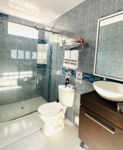 普罗维登西亚Posada Lkjay Providencia Isla的浴室配有卫生间、淋浴和盥洗盆。