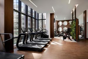 波士顿Raffles Boston的健身房里一排跑步机,设有大窗户