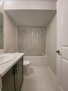 渥太华Fully Furnished En-Suite Basement的白色的浴室设有卫生间和水槽。