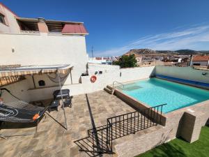 普埃托利亚诺Casa Rural Oasis, una casa rural en Puertollano, agradable, con Piscina en zona tranquila的房屋顶部的游泳池