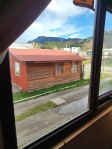 安东尼奥港Alma Patagona Hostel的从窗户可欣赏到房子的景色
