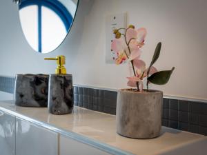 普雷斯顿Preston Serviced Apartment - Estatevision的浴室的柜台上有两个花瓶