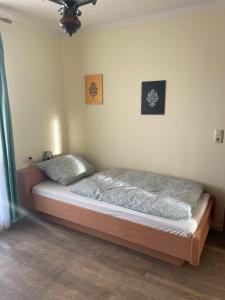 OberkotzauLandgasthof - Braukeller - Fattigau的卧室位于客房的角落,配有一张床