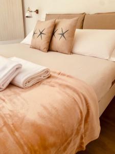 滨海波利尼亚诺Stella Marina Luxury的一张带两个枕头的床,上面有星星