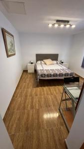 库列拉Piso Centro de Cullera的一间卧室配有一张床,铺有木地板