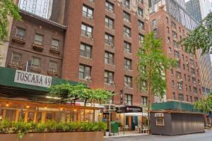 纽约贝斯特韦斯特款待套房酒店的城市街道上一座大型砖砌建筑