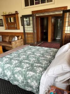 朗伊奥拉Bramley's Stables and Accommodation的一间卧室配有一张带绿色和白色毯子的床