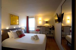 莫伯日车间117贝斯特韦斯特酒店的酒店客房,配有白色的床和两条毛巾