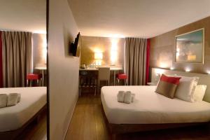 莫伯日车间117贝斯特韦斯特酒店的酒店客房设有两张床和一张桌子。