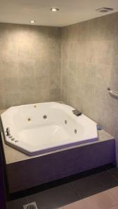Las HerasSan Isidro Suite的浴室内设有大型白色浴缸。