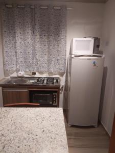 彼达迪Sítio Terra Sertaneja - Chalé Um Sonhador的小厨房配有冰箱和微波炉。