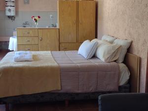 迈普Maipú soñado的卧室配有带白色枕头的大床