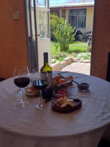 迈普Maipú soñado的一张桌子,上面放着一瓶葡萄酒和酒杯